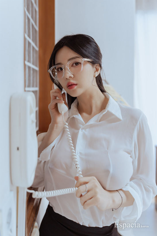 【cosplay】眼镜妹真空白衬衫[50P／404M] 网盘下载